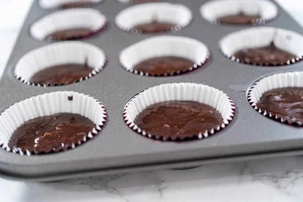 Hornear Cupcakes Chocolate Recoger Masa Magdalenas Chocolate Una Bandeja Magdalenas —  Fotos de Stock