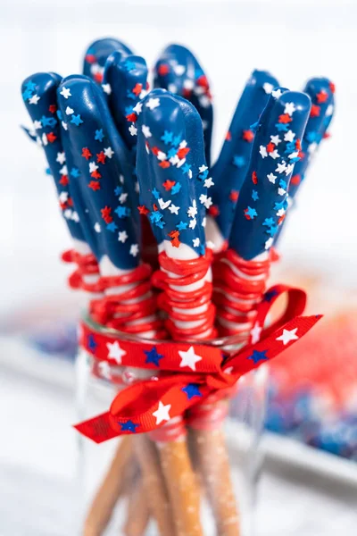 Házi Készítésű Csokoládéval Bevont Perecrudak Úgy Díszítve Mint Amerikai Zászló — Stock Fotó