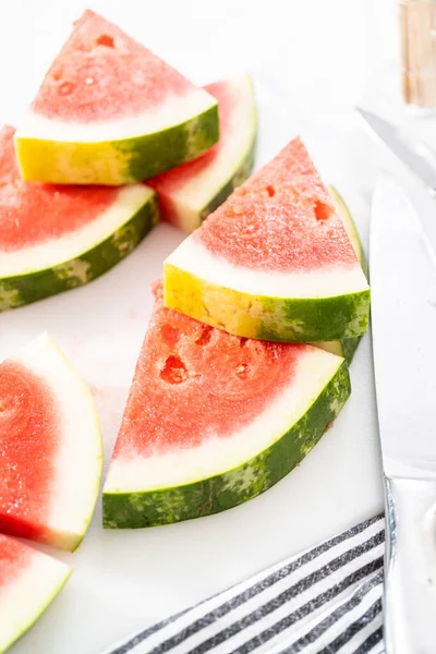 Snijden Gerijpte Rode Watermeloen Chili Limoen Watermeloen Pops Bereiden — Stockfoto