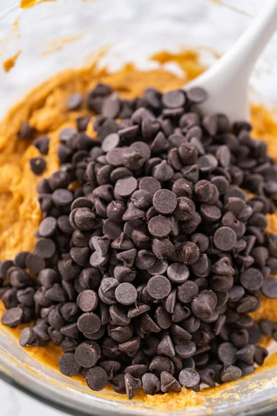 Zutaten Einer Großen Glasschüssel Vermischen Schokolade Kürbisbündel Kuchen Mit Toffee — Stockfoto