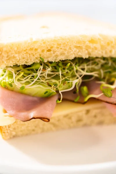 Sandwiches Mit Schinken Gurken Und Sprossen Auf Dem Weißen Teller — Stockfoto