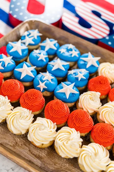 Arranging Mini Vanilla Cupcakes Shape American Flag — 图库照片