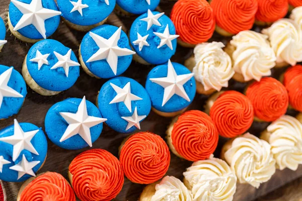 Arranging Mini Vanilla Cupcakes Shape American Flag — Φωτογραφία Αρχείου
