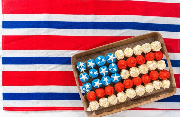 Flat Lay Arranging Mini Vanilla Cupcakes Shape American Flag — 图库照片
