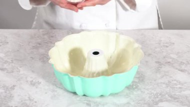 Bitkisel kısaltmalı yağlı kek tavası ve Funfettti Bundt keki pişirmek için un..