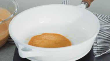 Adım adım. Kızarmış balkabaklı krep kızartma tavasında hamuru..
