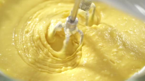 Manzarayı Kapat Fünyeli Kek Pişirmek Için Karıştırma Kabındaki Malzemeleri Karıştırıyorum — Stok video