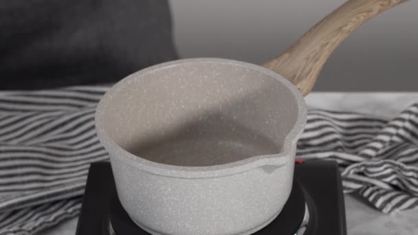 一步一步 用一个小平底锅烤土制面包 — 图库视频影像