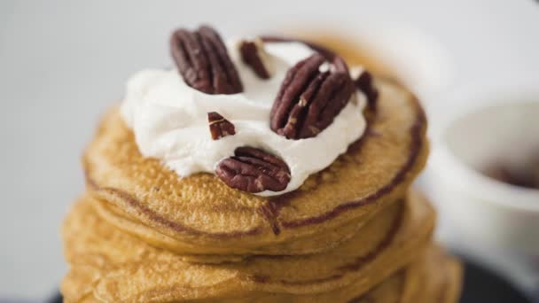 Langkah Demi Langkah Tumpukan Pancake Labu Segar Piring Hitam — Stok Video