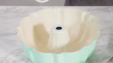 Zaman aşımı. Adım adım. Boş fırın tavası limonlu kek pişirmeye hazır..