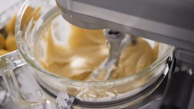 Adım adım. Limonlu kek için hamura malzemeleri karıştırıyorum..