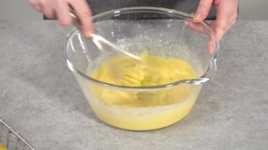 Adım adım. Limonlu kek hazırlamak için karıştırma kabının içindeki malzemeleri karıştırıyorum..