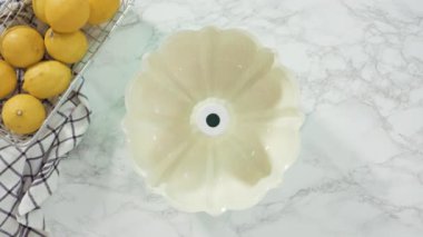 Adım adım. Düz yatıyordu. Boş fırın tavası limonlu kek pişirmeye hazır..