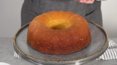 Adım adım. Böğürtlenli keki şekerli kızılcık ve limonlu kek tezgahıyla süslüyorum..