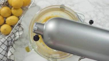 Adım adım. Düz yatıyordu. Limonlu kek için hamura malzemeleri karıştırıyorum..