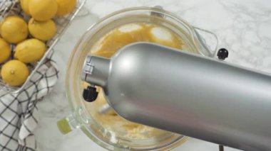 Adım adım. Düz yatıyordu. Limonlu kek için hamura malzemeleri karıştırıyorum..