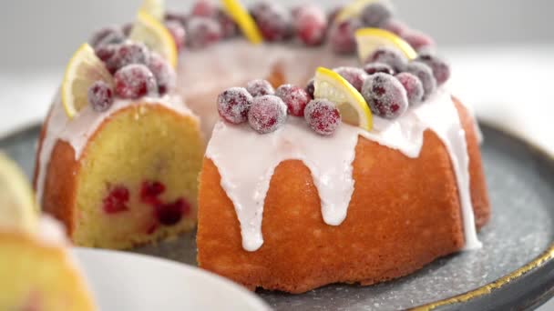 一歩ずつ 砂糖クランベリーとレモンウェッジで飾られたレモンクランベリーバンドケーキをスライス — ストック動画