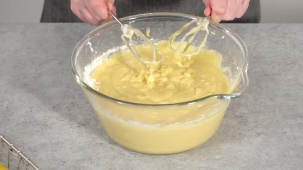 차근차근 레몬크랜 케이크를 만들기 유리그릇에 재료를 — 비디오
