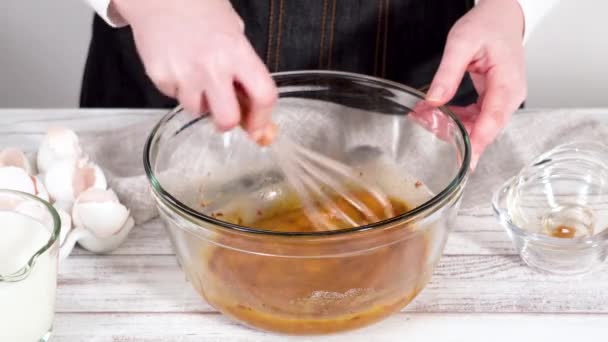 시간의 프렌치 토스트를 만들기 커다란 유리그릇에 재료를 혼합하는 — 비디오