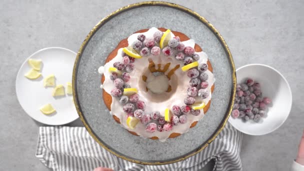 평평하게 차근차근 레몬크랜 베리를 장식하는 케이크에 설탕크랜 베리와 쐐기를 케이크 — 비디오