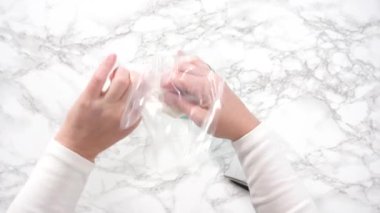 Düz yatıyordu. Adım adım. Krep hamurunu küçük bir mısır gevreği hazırlamak için bir torbaya aktarıyorum..