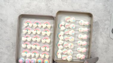 Düz yatıyordu. Adım adım. Taze pişmiş tek boynuzlu at kremalı kurabiyelerini süslüyor..