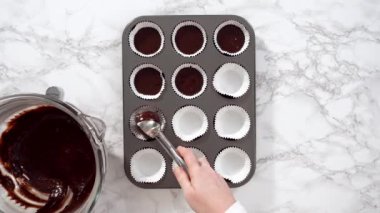 Düz yatıyordu. Çikolatalı kek pişiriyorum. Kek hamurunu kek tepsisine kakalamak..