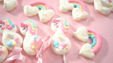 Adım adım. Kameraya yakın duran tek boynuzlu at kurabiyeleri fırlatıyor..