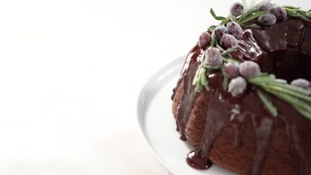 차근차근 초콜릿은 베리와 로즈메리로 장식된 초콜릿 케이크를 설탕으로 — 비디오