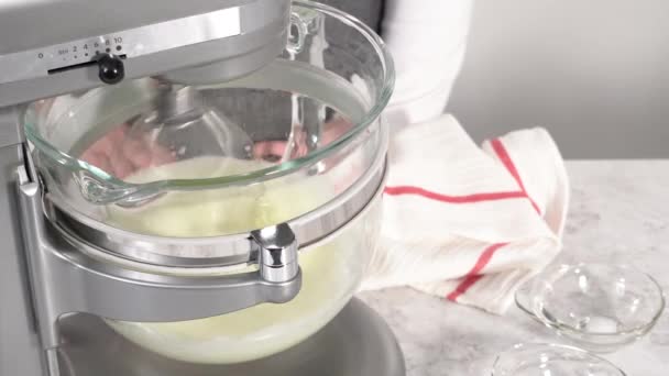 一步一步 将配料混合在厨房搅拌器中烘焙独角兽蛋白甜饼 — 图库视频影像