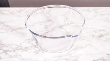 Adım adım. Mini krep gevreğinin malzemelerini karıştırıyorum..