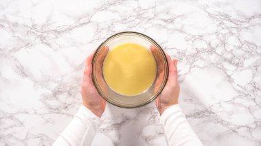 Düz yatıyordu. Adım adım. Mini krep gevreğinin malzemelerini karıştırıyorum..