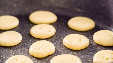 Adım adım. Yapışmayan tavada mini krep gevreği kızartıyorum..