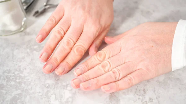 Kobieta Kończąca Manicure Domu Prostymi Narzędziami Manicure Paznokcie Buforujące Blokiem — Zdjęcie stockowe
