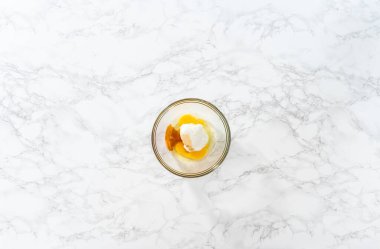 Düz yatıyordu. Küçük bir bardakta ıslak malzemeler karıştırmak mini vanilyalı kekler pişirmek için ombre pembe tereyağlı krema.