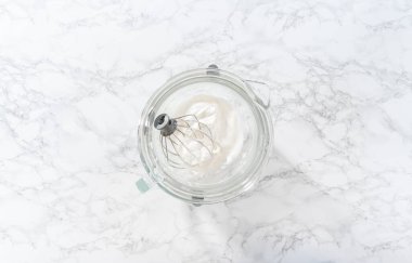 Paskalya kurabiyesi pişirmek için mutfak mikseri malzemelerini karıştırıyorum..