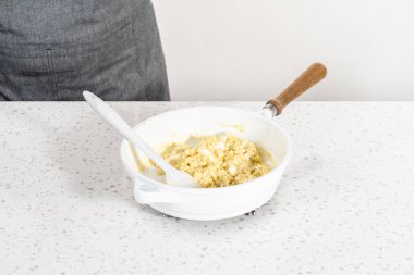 Yumurta ve tatlı patatesle kahvaltılık börek yapmak için tavada yumurta kızartıyorum..