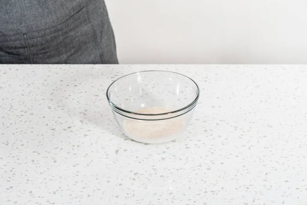 豆皿を焼くためにガラス混合ボウルに乾燥酵母を活性化 — ストック写真