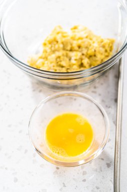 Börek hamurunu yumurta dolmasıyla doldurarak kahvaltıda yumurta ve tatlı patatesle börek yapmak..