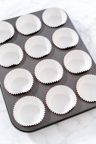 Lining Cupcake Pan Foil Cupcake Liners Bake Red Velvet Cupcakes — Stock Photo, Image