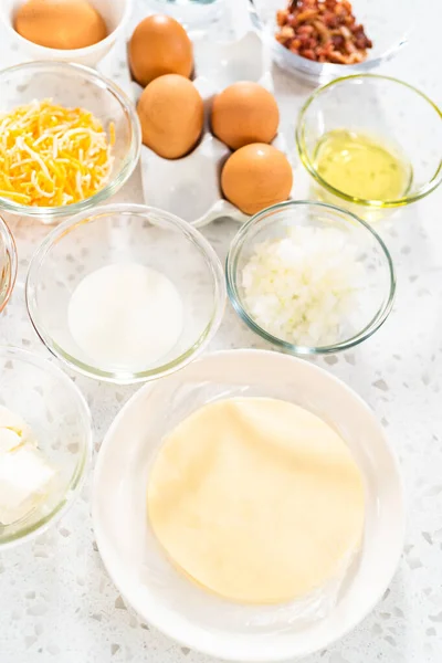 ガラス混合ボウルに測定成分は 卵とサツマイモと朝食エンパナーダを作るために — ストック写真