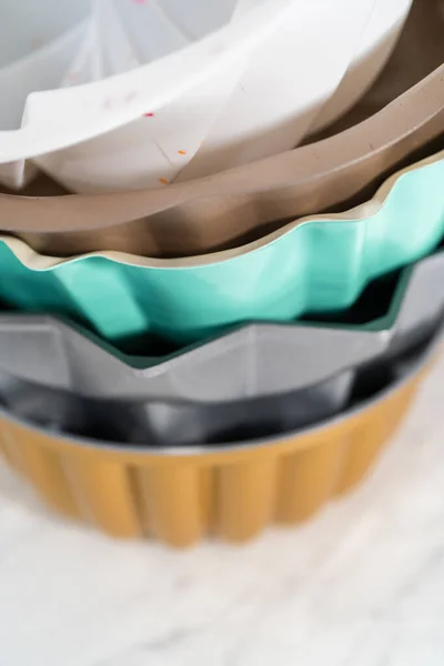 Stapel Van Verschillende Kleuren Vormen Bundt Cake Pannen — Stockfoto