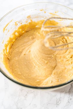 Malzemeleri karıştırıcı ile karıştırarak büyük bir karıştırma kabında yumurta likörü pişirmek..