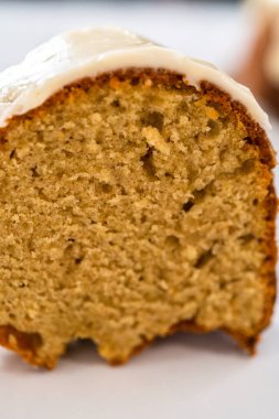 Ev yapımı yumurtalı keki yumurta likörüyle dilimliyorum..