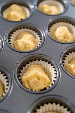 Hamur kepçesiyle kek hamuru pişirip kek tepsisine koymak ve kremalı mini vanilyalı kek pişirmek..