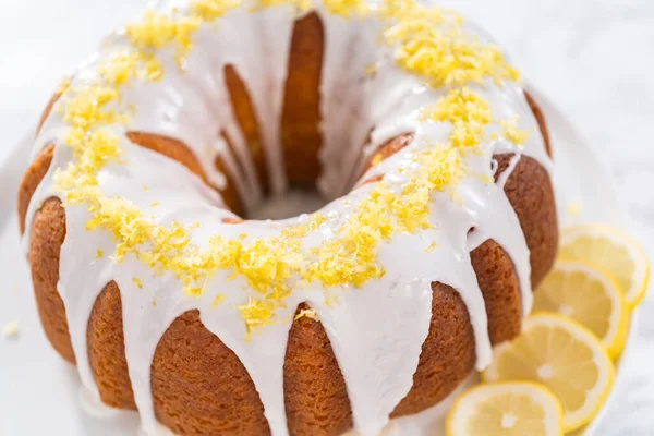 ケーキスタンドにレモンの皮で装飾されたレモンバンドルケーキ — ストック写真