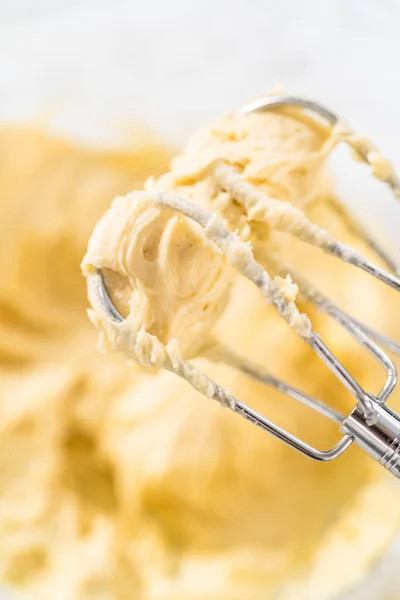 Míchání Ingrediencí Ruční Míchačka Velké Míse Pečení Mini Vanilkové Cupcakes — Stock fotografie