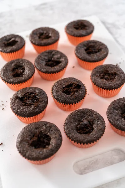 Frisch Gebackene Schokoladen Cupcakes Mit Erdbeerfüllung Füllen — Stockfoto