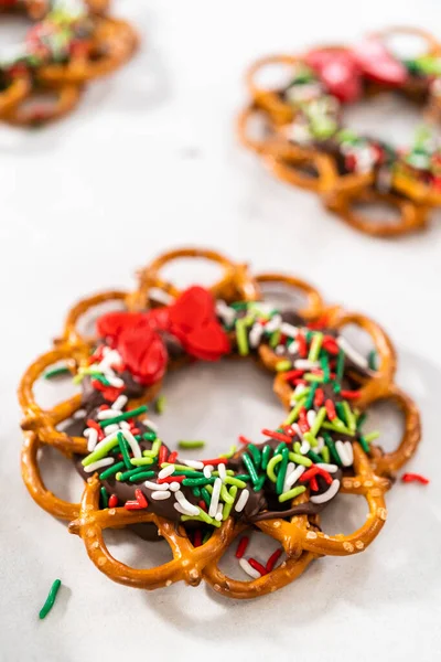 Dipping Pretzels Twists Melted Chocolate Make Chocolate Pretzel Christmas Wreath — Stock Photo, Image