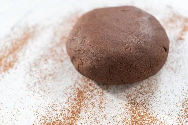 クッキー生地のボールは チョコレートグラハムクラッカーを焼く — ストック写真